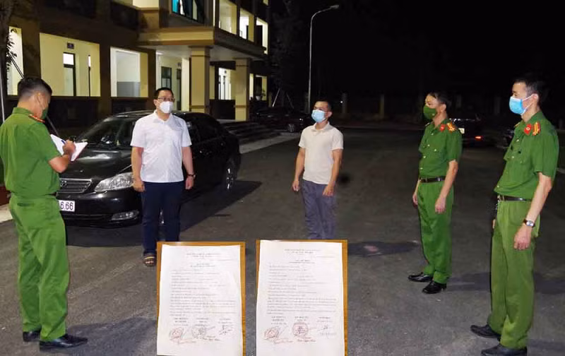 (NÓNG TRONG TUẦN) Tự chế giấy đi đường để “thông chốt”; cô gái 19 tuổi chuyên “giăng bẫy tình” -0