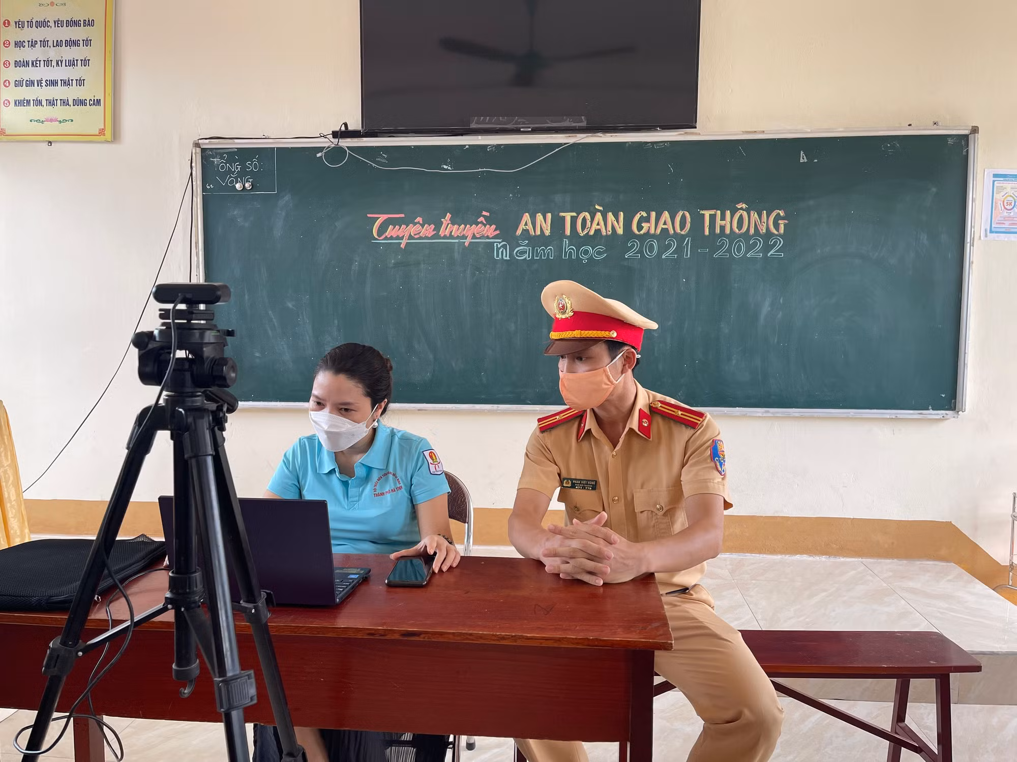 Công an TP Hà Tĩnh tuyên truyền luật giao thông qua lớp học trực tuyến -0