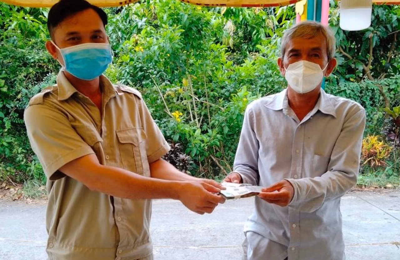 Chốt kiểm soát nhặt được 100 triệu, trao trả cho người đánh rơi -0