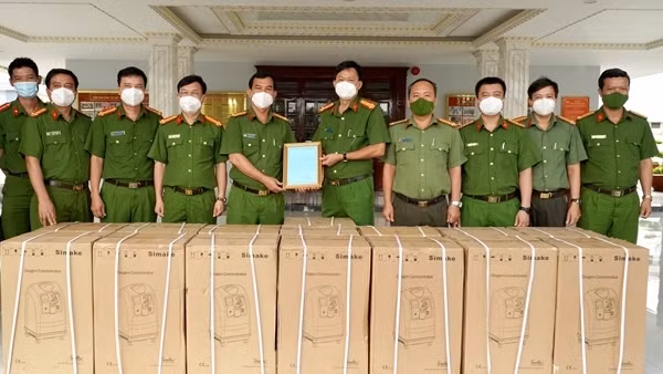 Cục Cảnh sát kinh tế tặng Công an các tỉnh phía Nam hơn 500 triệu đồng và nhiều phương tiện chống dịch