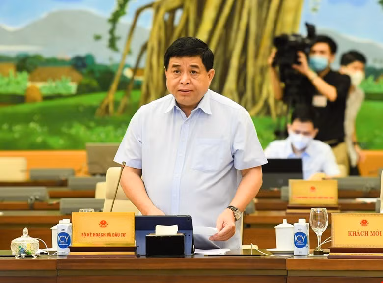 Bộ trưởng Bộ Kế hoạch và Đầu tư Nguyễn Chí Dũng trình bày tờ trình.