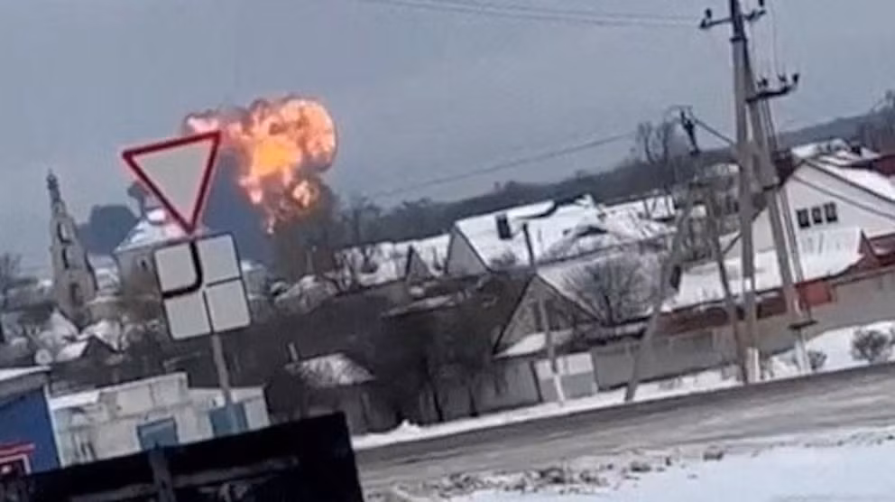 Nga: Ukraine bắn rơi máy bay chở 65 tù binh -0
