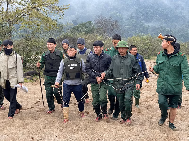Trốn truy nã về tội giết người, chui lủi trong rừng buôn bán ma túy -2