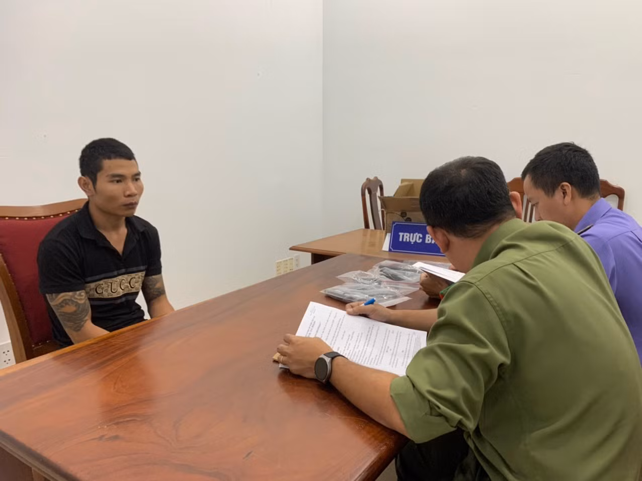 Bắt đối tượng tàng trữ 4 khẩu súng -0
