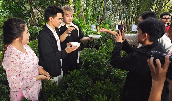 Hơn 300 người có sức ảnh hưởng livestream bán hoa, đặc sản phục vụ Tết 2024 -0