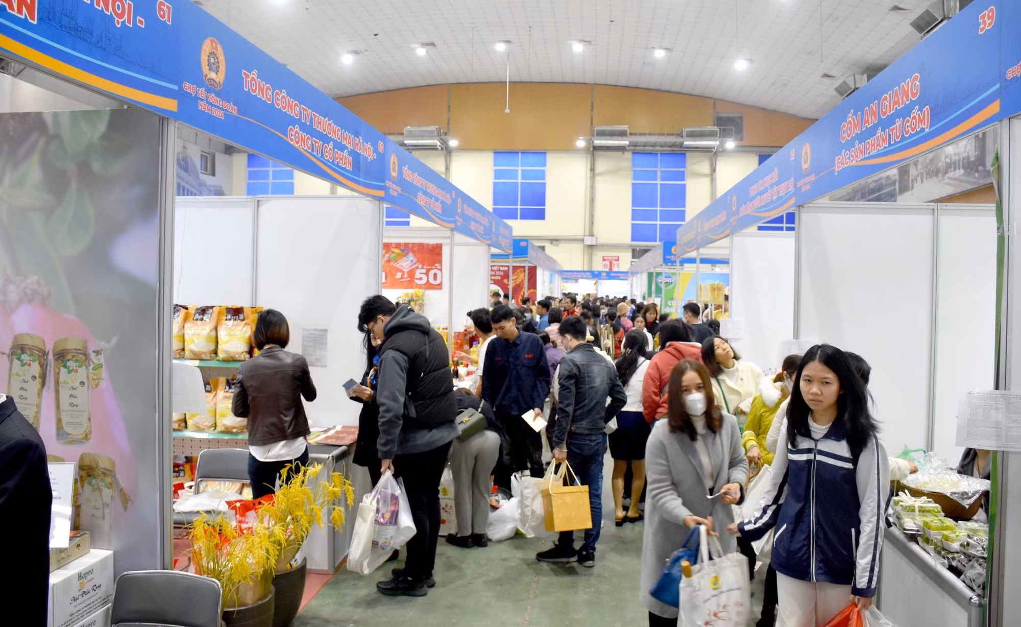 Hỗ trợ 300 nghìn đồng/người cho hơn 200 nghìn người lao động khó khăn mua hàng Tết -0