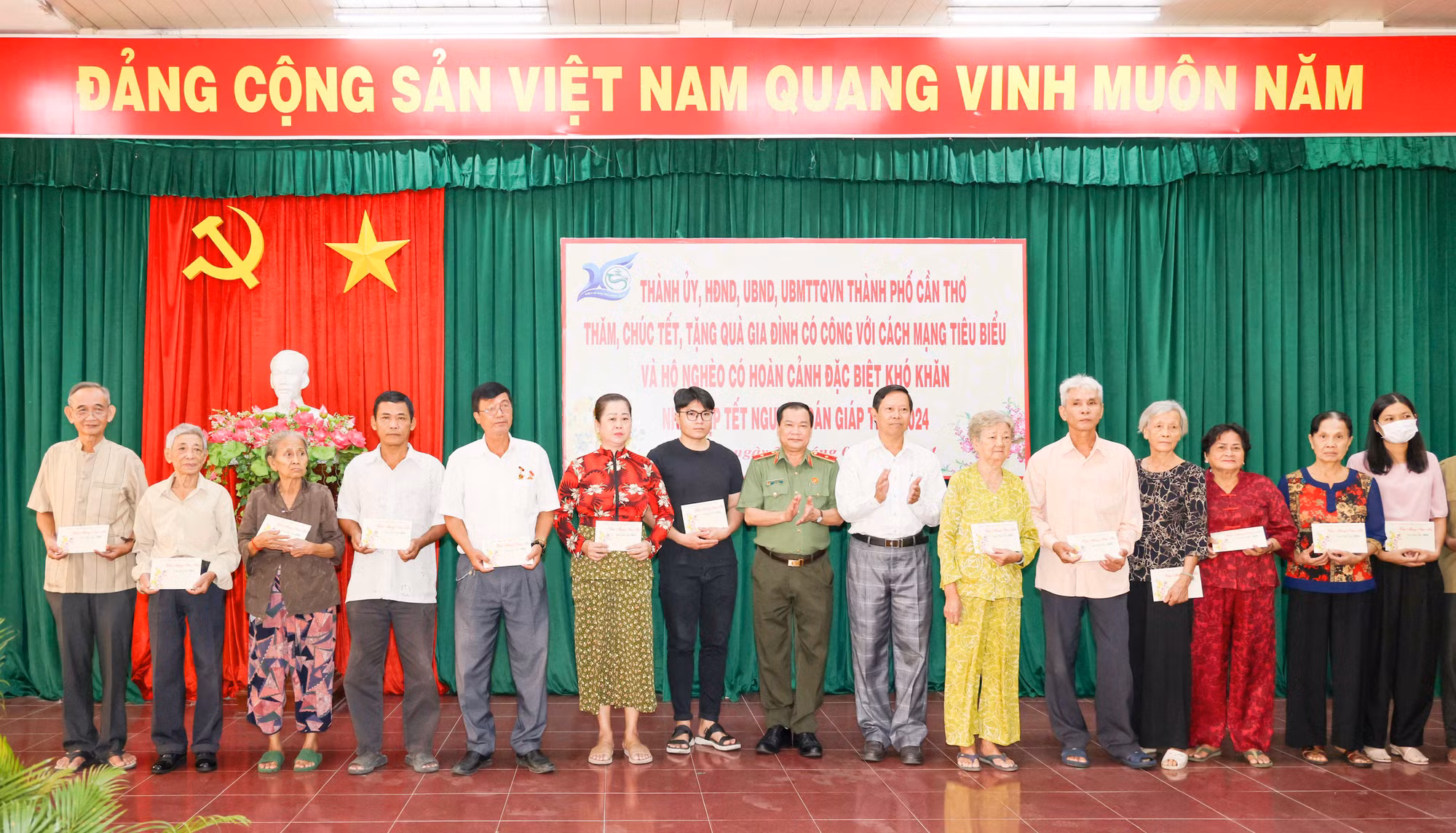 Chăm lo gia đình chính sách, hộ khó khăn nhân dịp Tết đến, Xuân về -0