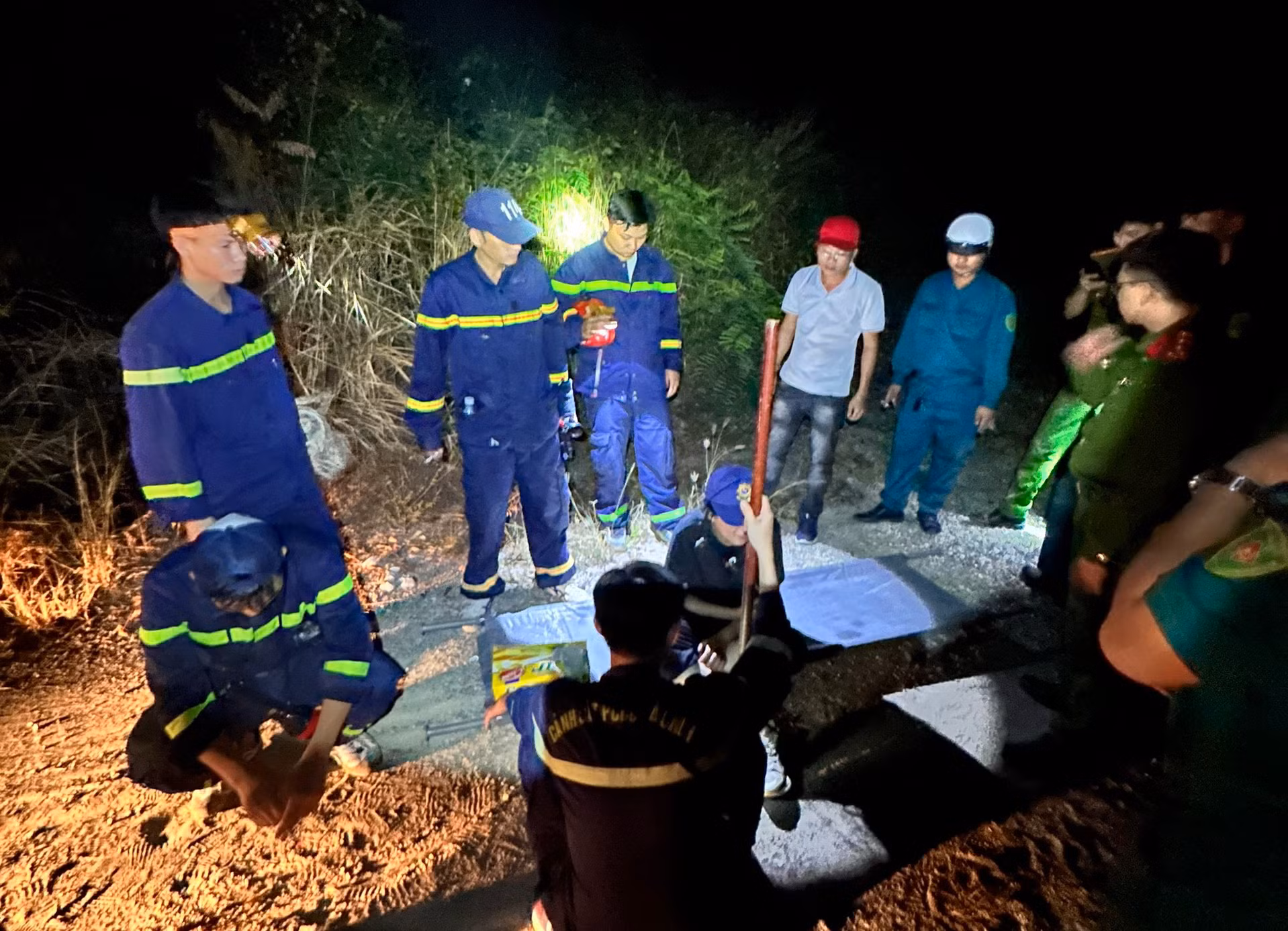 Xuyên đêm cứu nạn hai du khách kiệt sức trên núi Cô Tiên khi leo núi dã ngoại -0