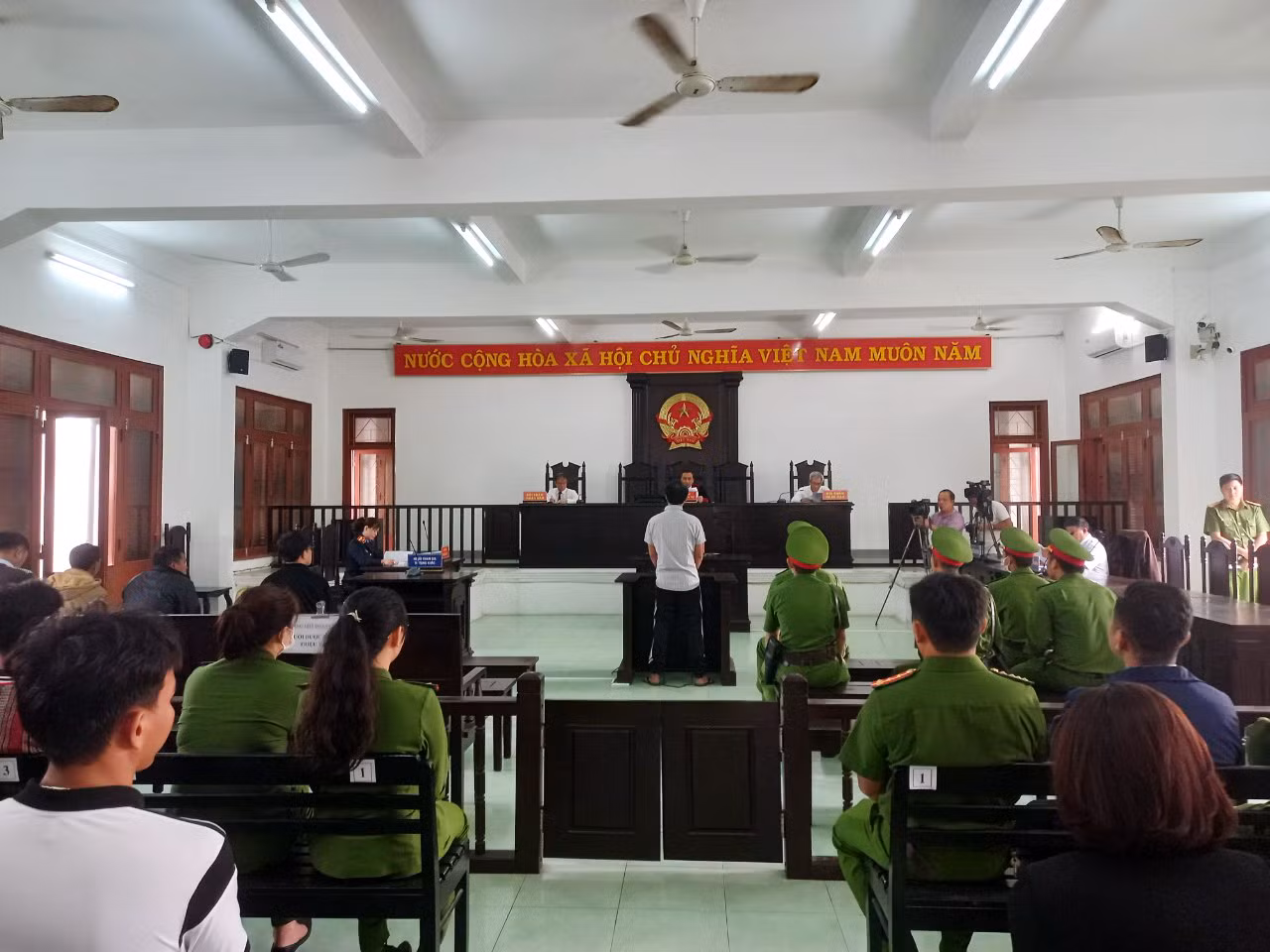 Lãnh án 4 năm 6 tháng tù vì lợi dụng quyền tự do dân chủ -0