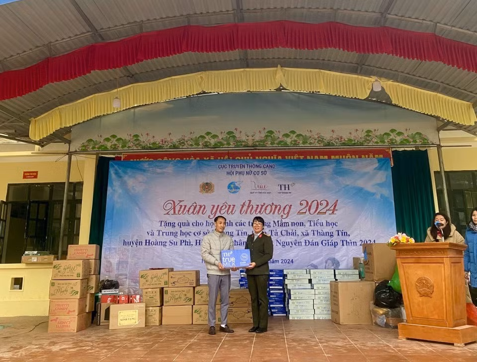 Mang Tết yêu thương đến với học sinh vùng cao Hoàng Su Phì, Hà Giang -0