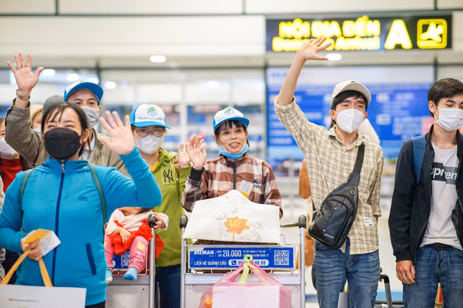 Tặng vé máy bay miễn phí cho người lao động về quê ăn Tết -0