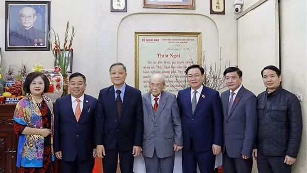 Chủ tịch Quốc hội Vương Đình Huệ chúc Tết gia đình các cố Chủ tịch Quốc hội