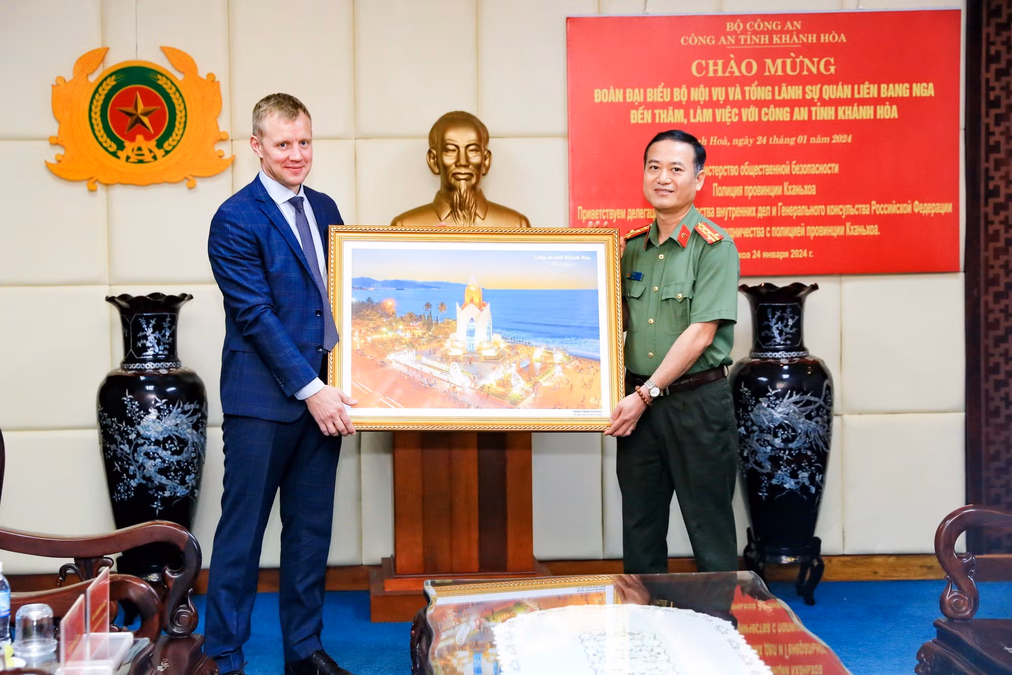 Đoàn đại biểu Bộ Nội vụ và Tổng lãnh sự quán Nga đến thăm, làm việc với Công an Khánh Hòa -0
