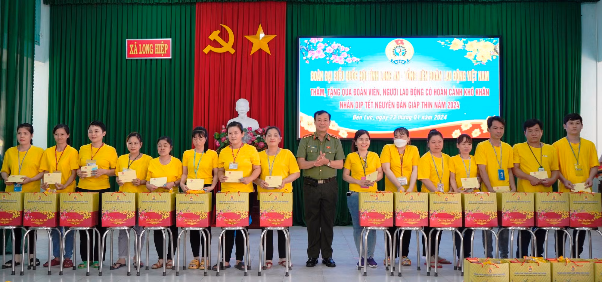 Đồng chí Lê Tấn Tới tặng quà gia đình chính sách nhân dịp Tết đến Xuân về -0