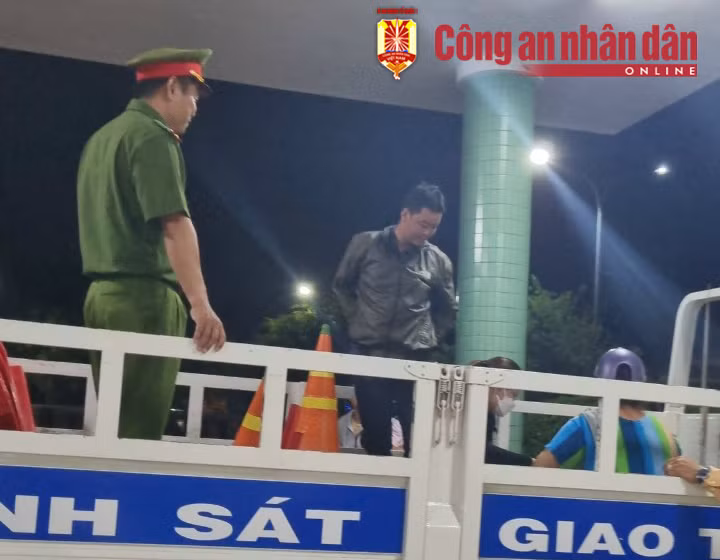CSGT kịp thời đưa nam thanh niên đang chạy xe máy thì bị ngất đến bệnh viện cấp cứu -1