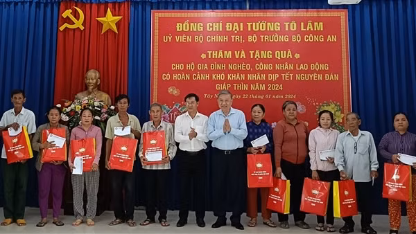 Bộ trưởng Tô Lâm thăm và tặng quà tết người dân nghèo ở Tây Ninh