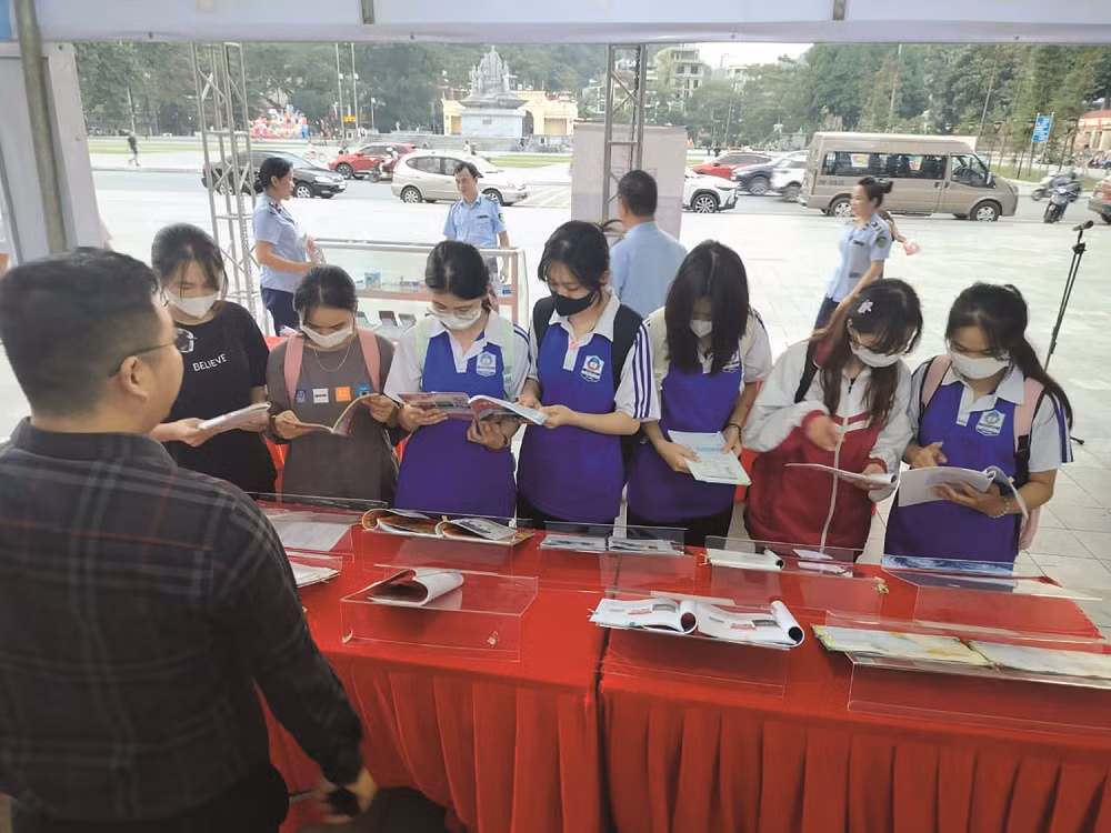 Nhà xuất bản Giáo dục Việt Nam nỗ lực đấu tranh với sách giả -0