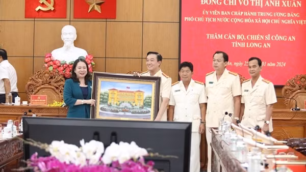 Phó Chủ tịch nước Võ Thị Ánh Xuân làm việc với Công an tỉnh Long An