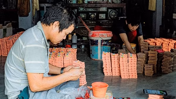 Chuyện giữ lửa nghề truyền thống ở Thừa Thiên Huế:&nbsp;Trăm năm nặn tượng… ông Táo
