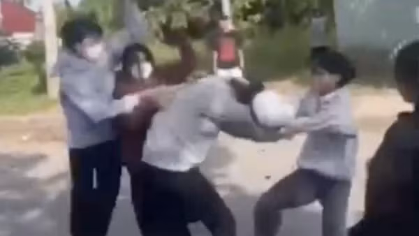 Điều tra vụ nữ sinh bị đánh hội đồng dẫn đến nhập viện