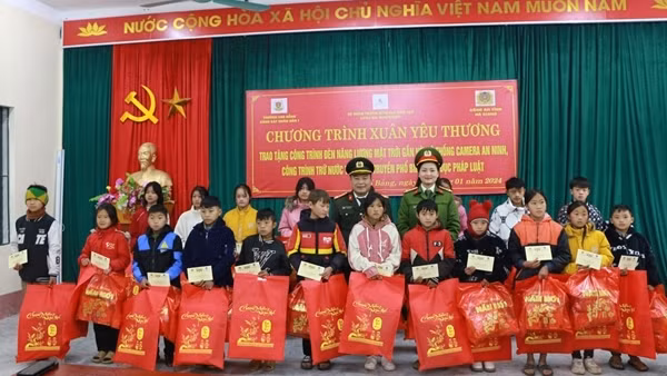 Mang “Xuân Yêu Thương” tới vùng cao lạnh giá thị trấn Phố Bảng, Hà Giang