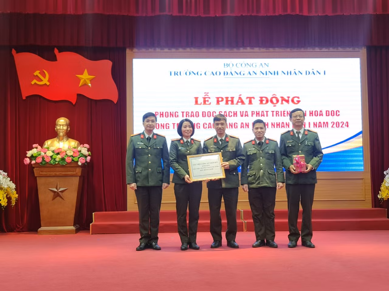 Lan tỏa văn hóa đọc, khích lệ cán bộ, học viên trong CAND đam mê sách -0