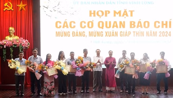 PV Báo CAND được Chủ tịch UBND tỉnh Vĩnh Long tặng Bằng khen