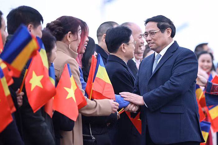 Thủ tướng Phạm Minh Chính tới thủ đô Bucharest, bắt đầu thăm chính thức Romania -1
