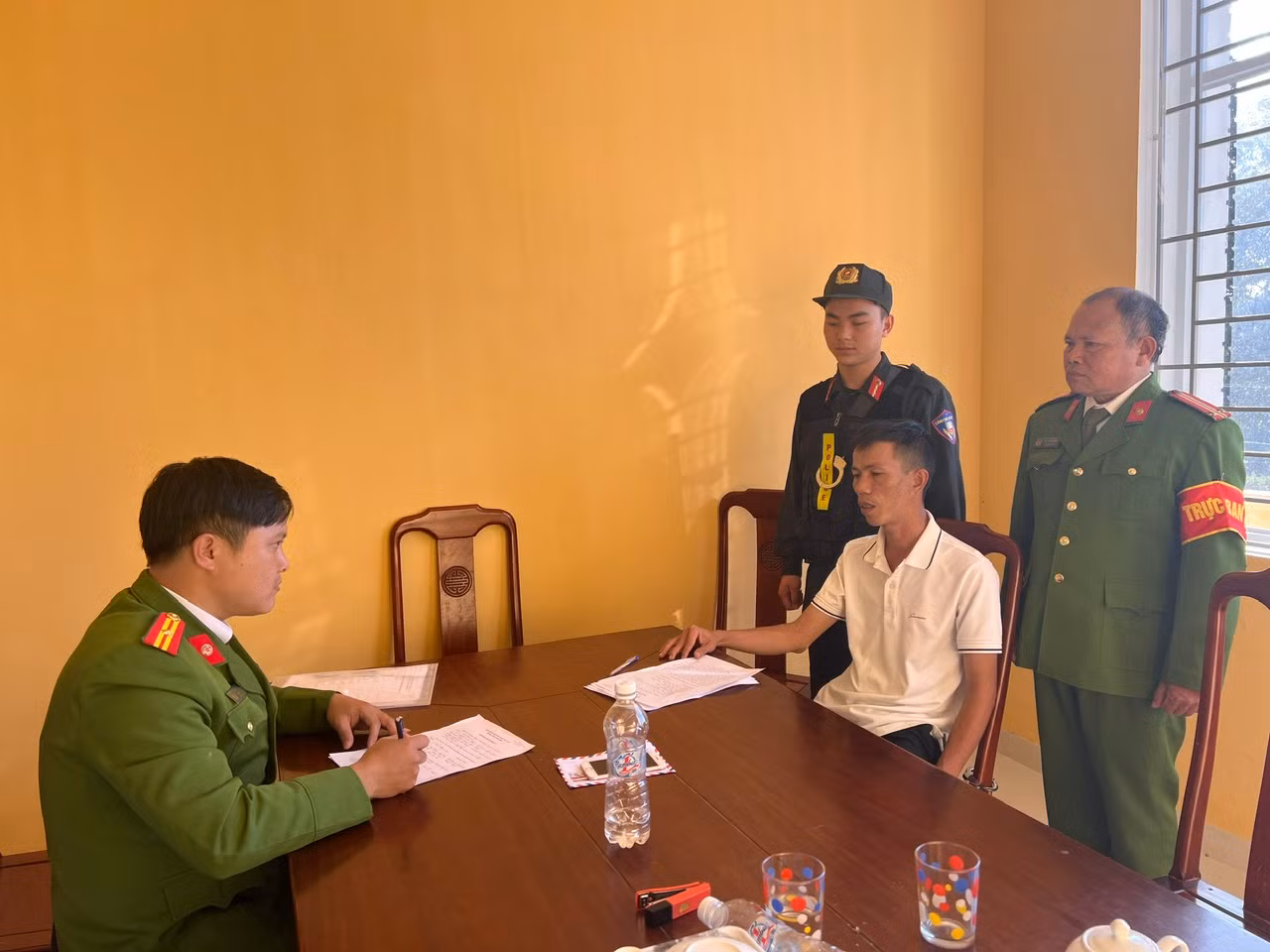 Hai tên cướp ngân hàng vừa bị bắt ở Huế khai gì tại cơ quan Công an -0