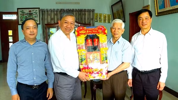Bộ trưởng Tô Lâm thăm gia đình các đồng chí nguyên lãnh đạo Đảng, Nhà nước và Bộ Công an