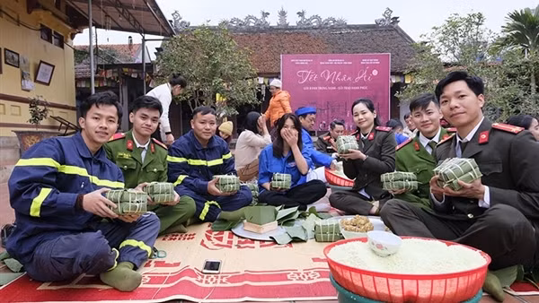 CBCS Công an gói bánh chưng tặng bệnh nhân, gia đình khó khăn