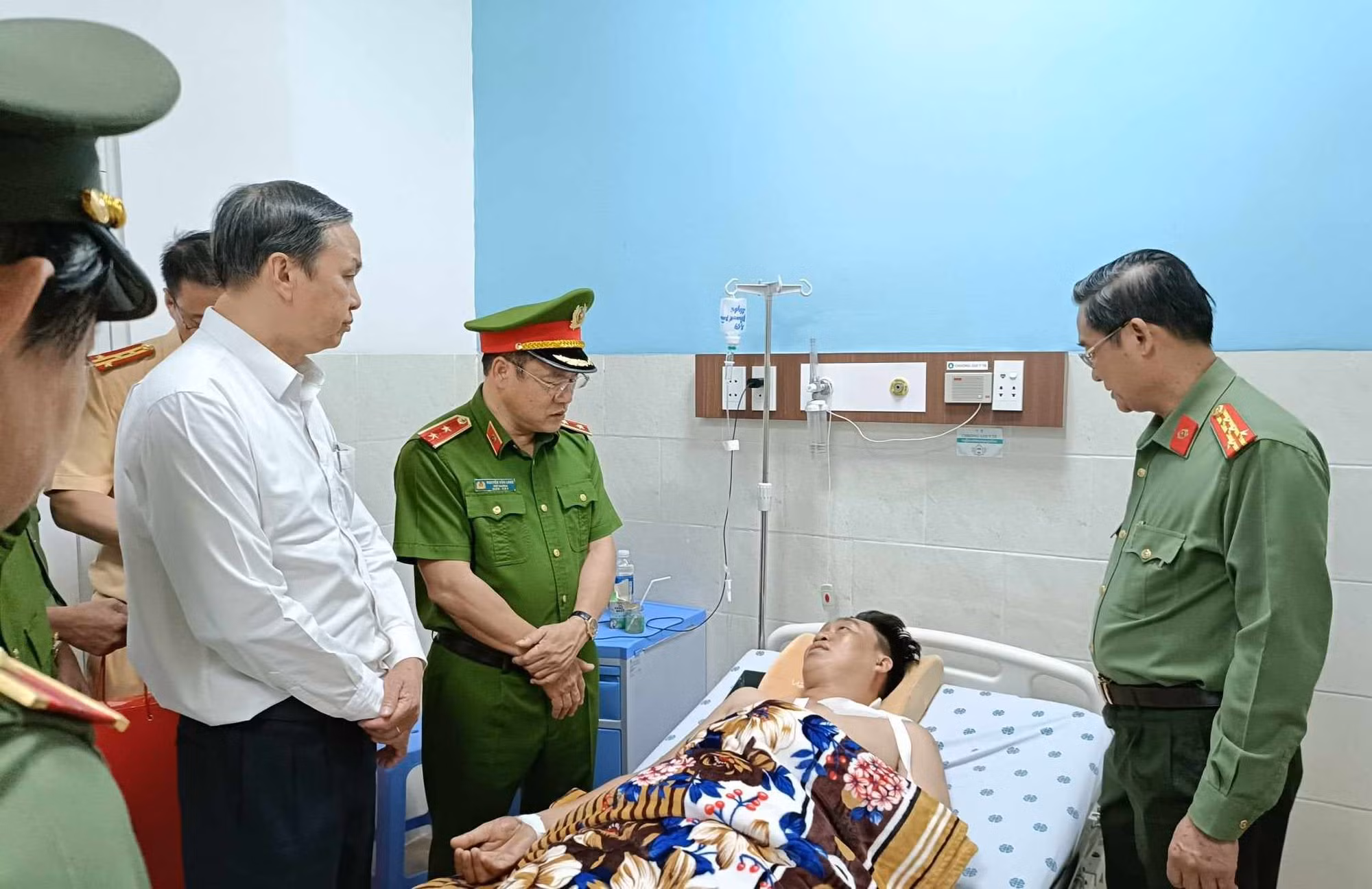Thứ trưởng Nguyễn Văn Long dâng hương tri ân các Anh hùng - Liệt sĩ -0