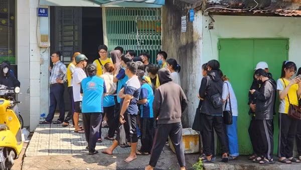 40 công nhân thoát khỏi đám cháy tòa nhà 6 tầng