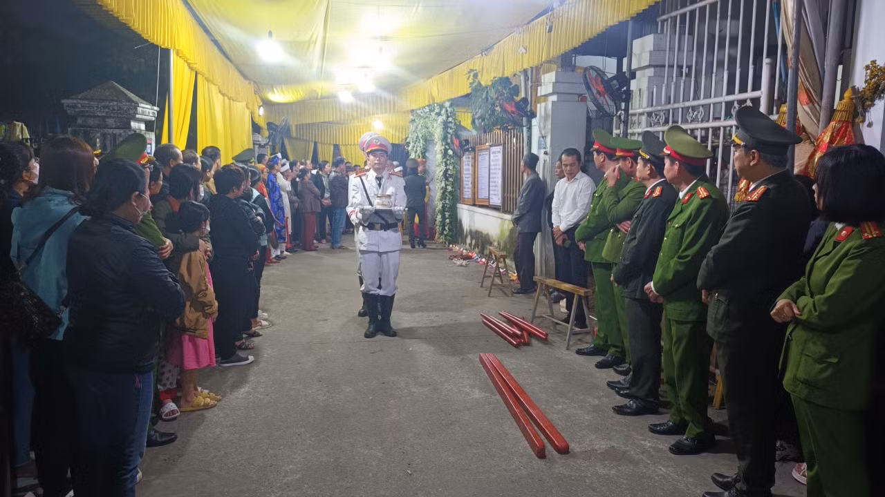 Người dân, đồng đội nghẹn ngào tiễn đưa cán bộ Công an phường anh dũng hy sinh -0