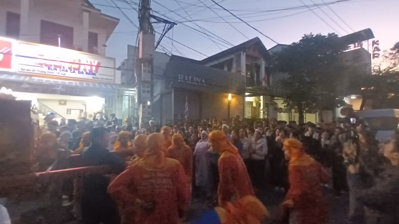 Người dân, đồng đội nghẹn ngào tiễn đưa cán bộ Công an phường anh dũng hy sinh -0