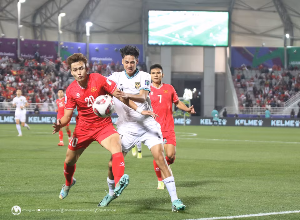 HLV Philippe Troussier: Tôi không chấp nhận chỉ trích nhắm vào cầu thủ -0
