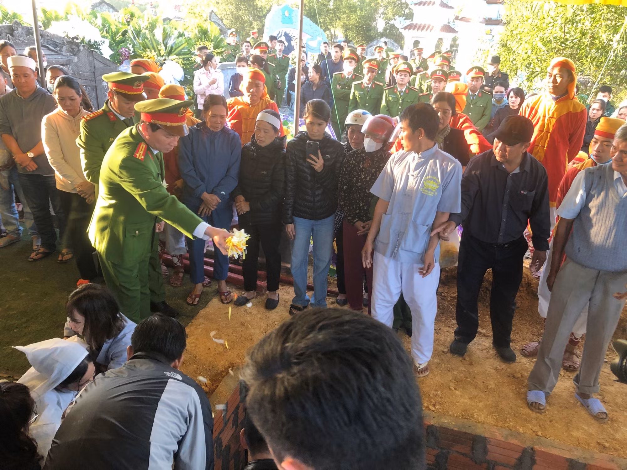 Người dân, đồng đội nghẹn ngào tiễn đưa cán bộ Công an phường anh dũng hy sinh -1