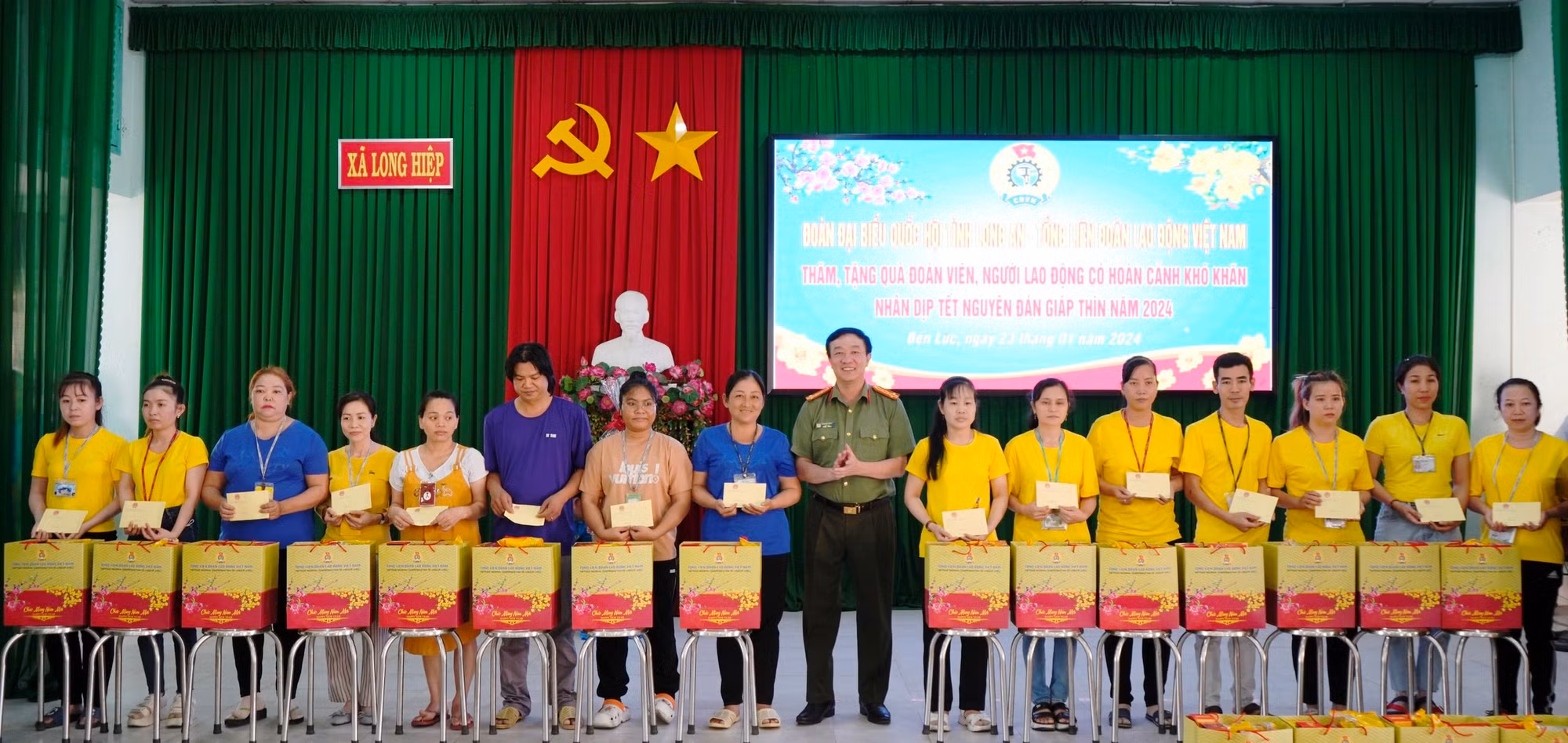 Đồng chí Lê Tấn Tới tặng quà gia đình chính sách nhân dịp Tết đến Xuân về -0