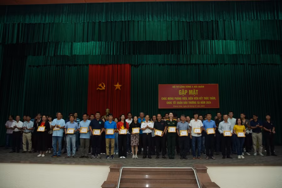 Trao huy hiệu, Kỷ niệm chương cho các nhà báo, diễn viên tác nghiệp tại Trường Sa đầu năm 2024 -0