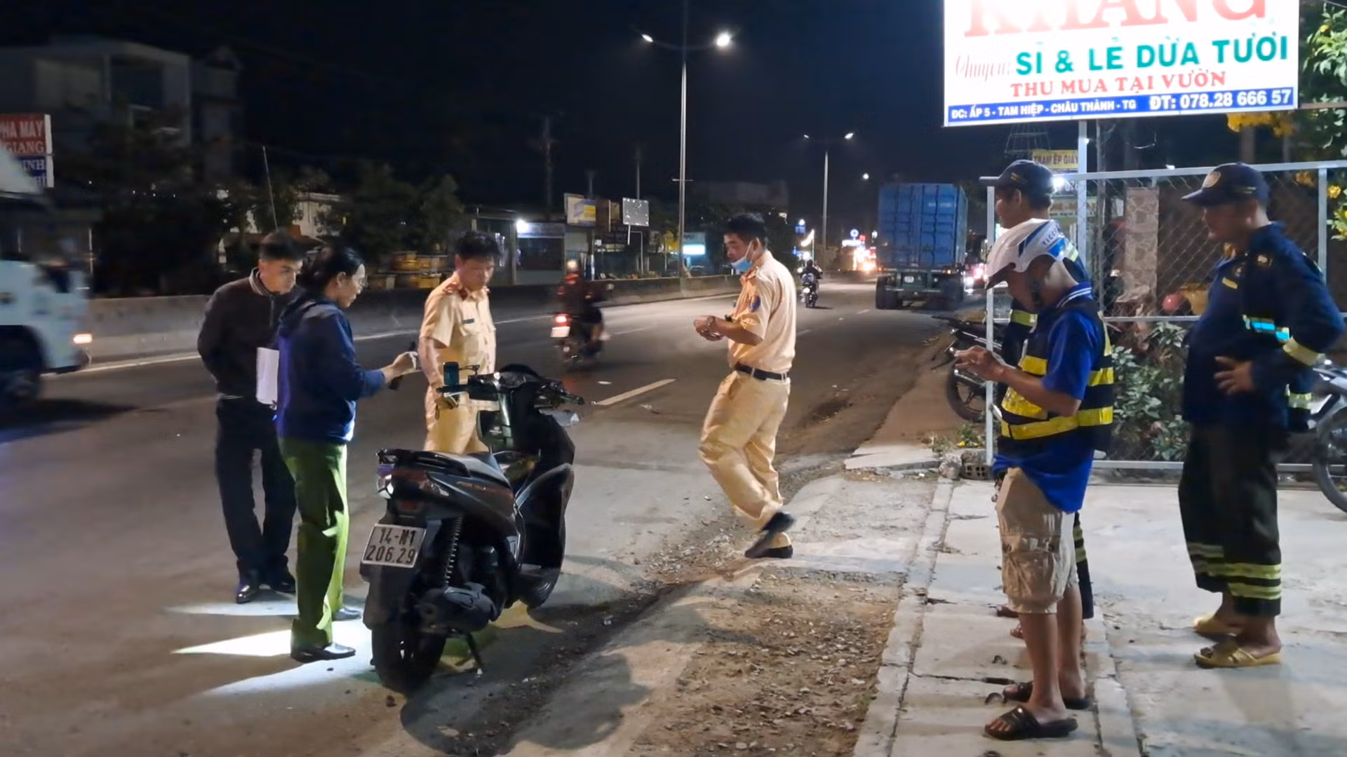 Va chạm với xe đầu kéo, 2 cô gái thương vong -0