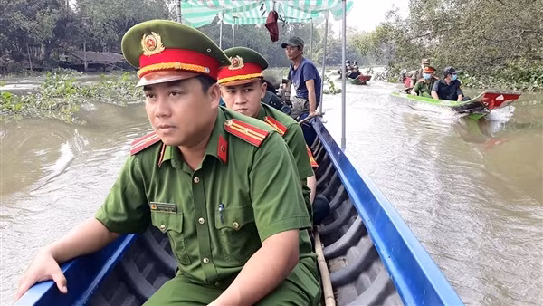 Công an chính quy về xã giữ vững bình yên vùng sông nước