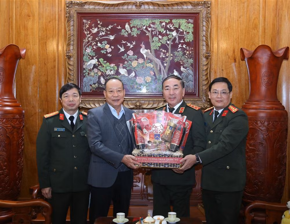 Thứ trưởng Trần Quốc Tỏ thăm hỏi, chúc Tết gia đình các đồng chí nguyên Thứ trưởng Bộ Công an -0