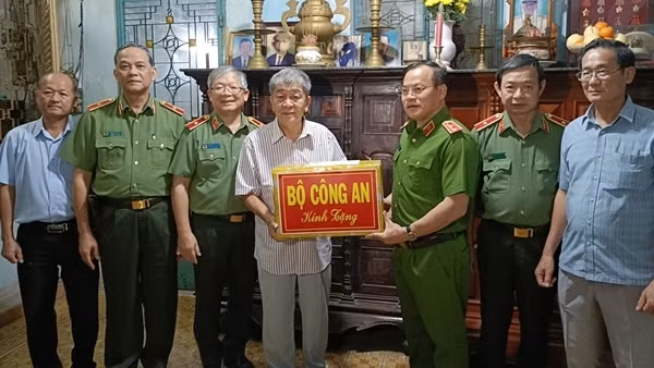 Thứ trưởng Nguyễn Văn Long tặng quà các gia đình chính sách