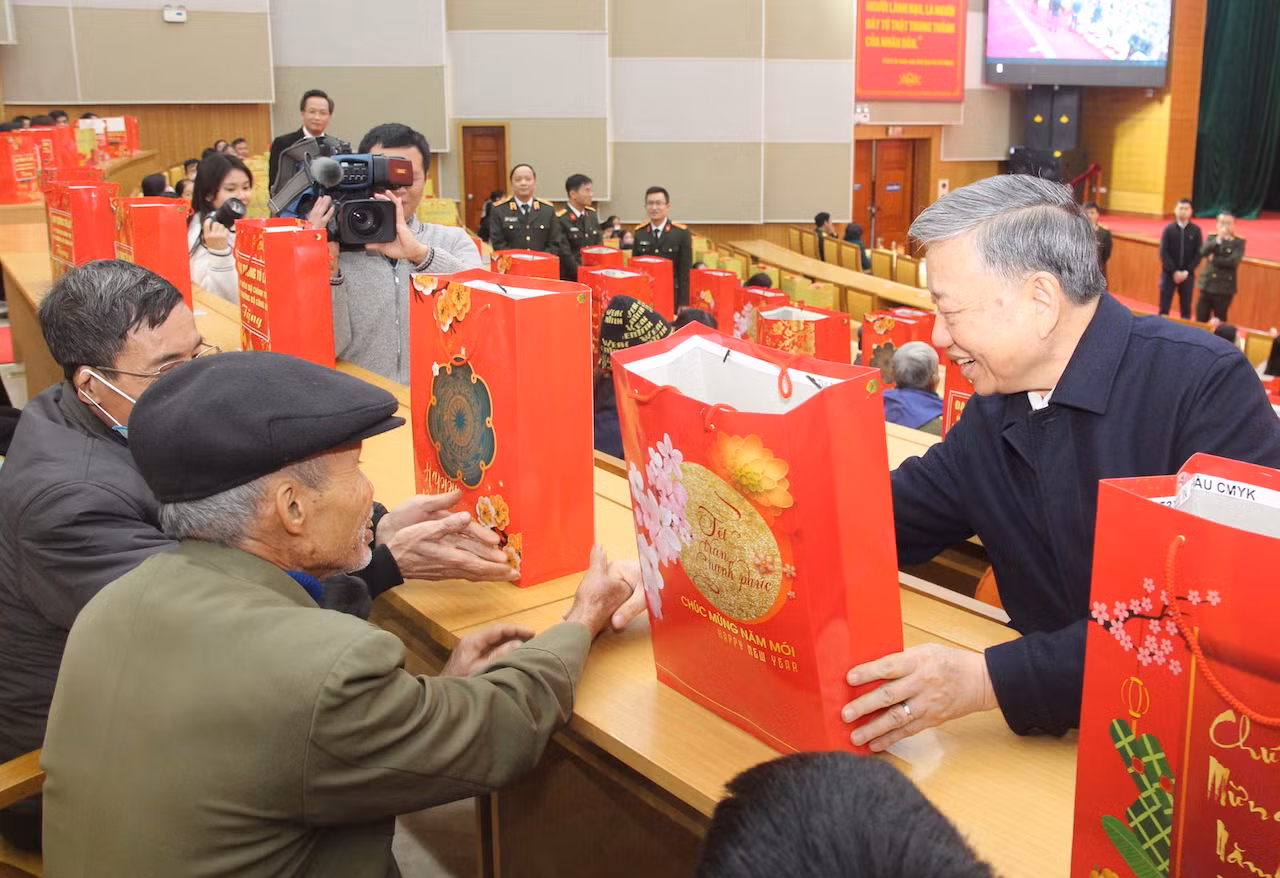 Nghĩa cử ấm áp của Đại tướng Tô Lâm với bà con Hưng Yên khi Tết Giáp Thìn gần kề -1