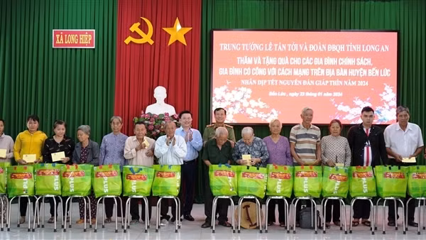 Đồng chí Lê Tấn Tới tặng quà gia đình chính sách và người dân nghèo Long An