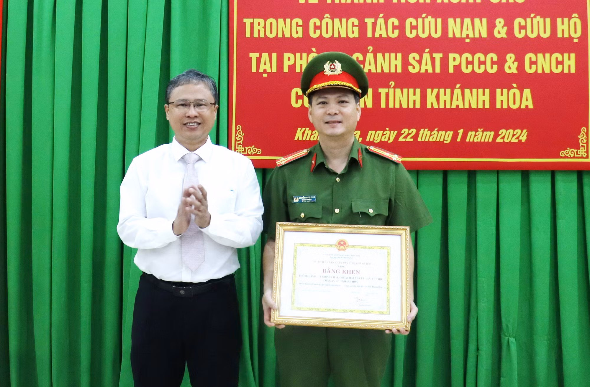 Chủ tịch UBND tỉnh Khánh Hòa khen thưởng đột xuất Công an giải cứu 4 du khách -0