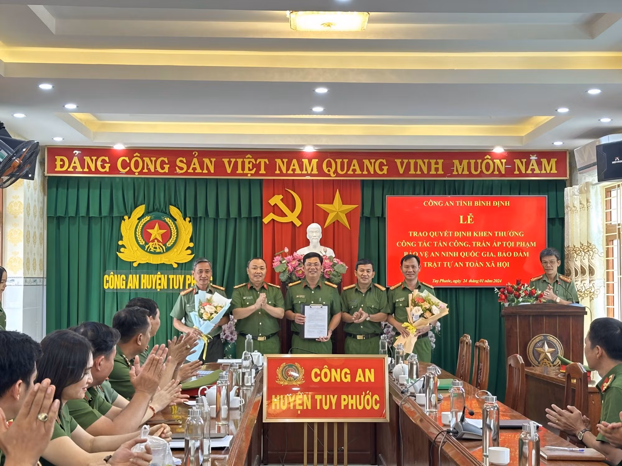Công an tỉnh Bình Định thưởng nóng các đơn vị lập công -0