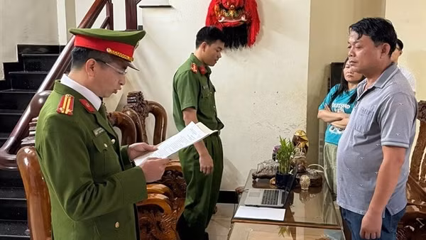 Bắt giám đốc mua bán hàng chục tỷ đồng tiền hóa đơn