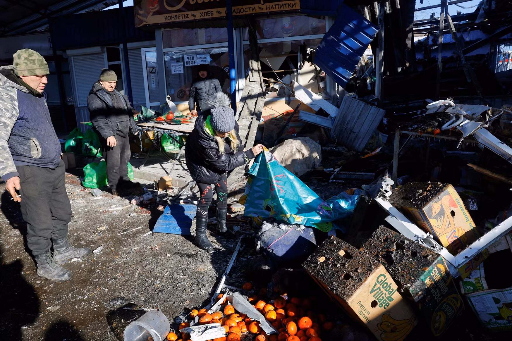 Ukraine pháo kích khu chợ ở Donetsk, hơn 50 người thương vong -0