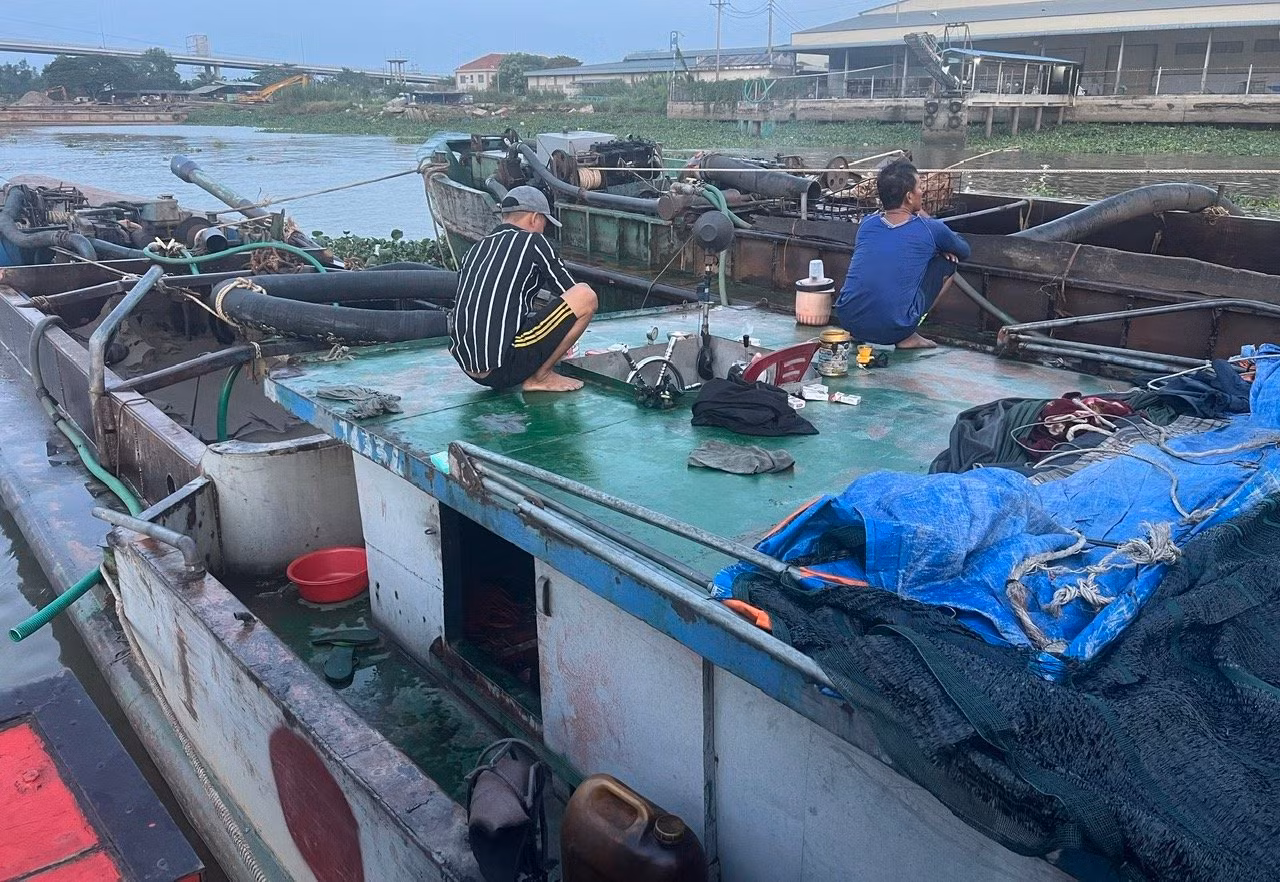 Liên tục bắt giữ phương tiện khai thác, vận chuyển cát trái phép -0